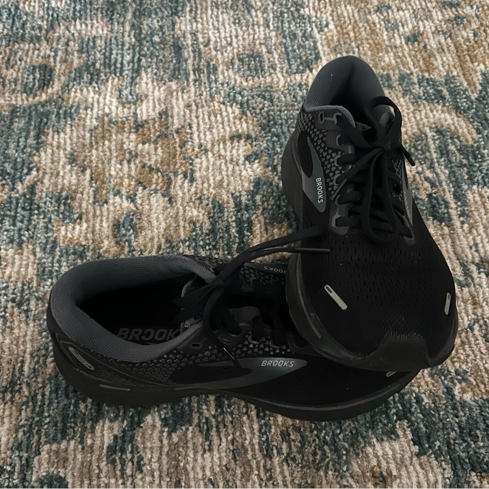 Brooks Women’s Black and Gray Running Shoes - Picture 3 of 4